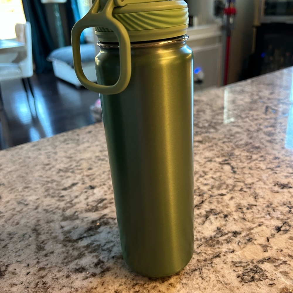 NEW Lululemon green Water Bottle never used no tag - Picture 3 of 6